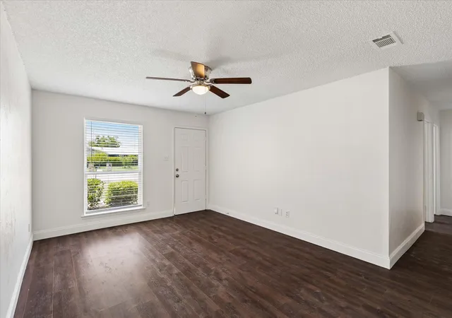 2nd image of 401 S Walnut Creek Dr, Mansfield, TX 76063 | MLS# 21350075