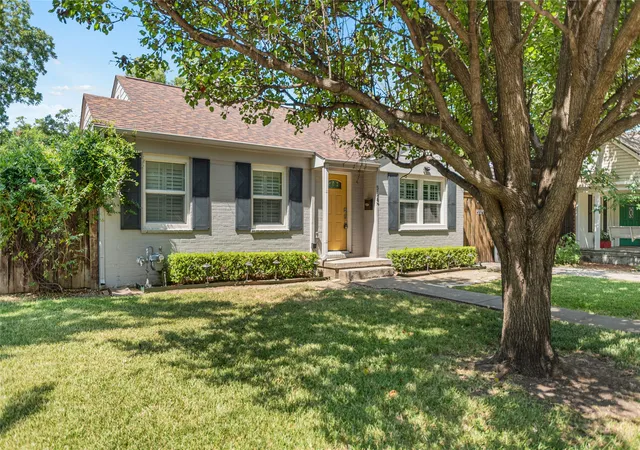 Photo 3 of Sale Pending at 5423 Stoneleigh Ave, Dallas, TX 75235 | MLS# 21346371 | Listing updated on 2026-08-31