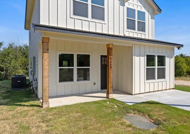 Photo 3 of Sale Pending at 5660 Lone Star Cir, Granbury, TX 76048 | MLS# 21350121 | Listing updated on 2026-10-06