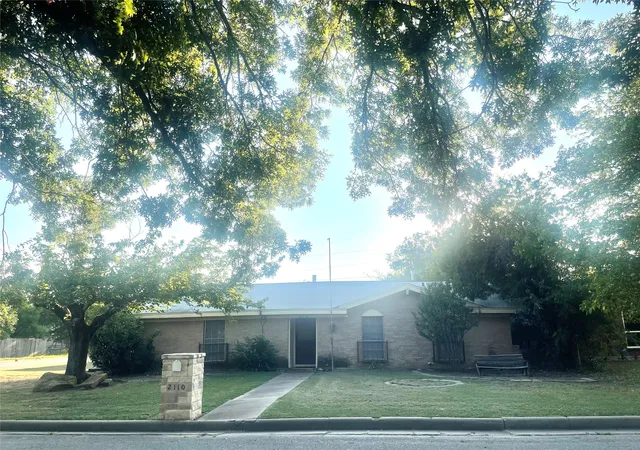 Photo 1 of Sale Pending at 2110 Se 25th Ave, Mineral Wells, TX 76067 | MLS# 21348980 | Listing updated on 2026-09-29