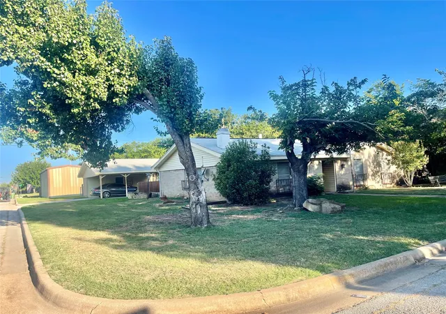 Photo 2 of Sale Pending at 2110 Se 25th Ave, Mineral Wells, TX 76067 | MLS# 21348980 | Listing updated on 2026-09-29
