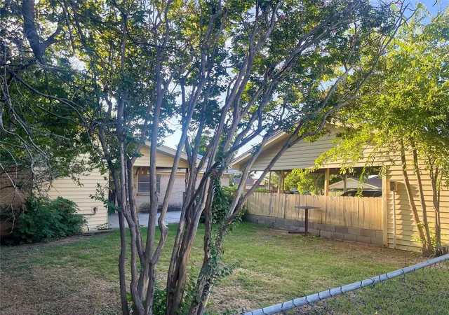 Photo 3 of Sale Pending at 2110 Se 25th Ave, Mineral Wells, TX 76067 | MLS# 21348980 | Listing updated on 2026-09-29