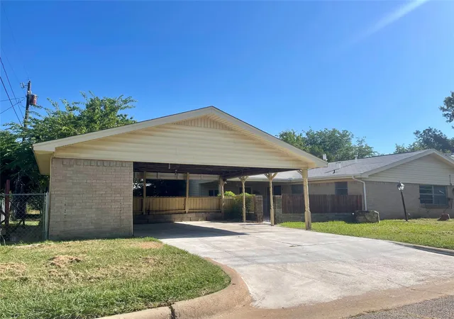 Photo 3 of Sale Pending at 2110 Se 25Th Ave, Mineral Wells, TX 76067 | MLS# 21348980 | Listing updated on 2026-09-29