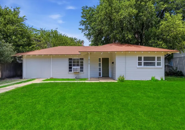 1st image of 610 Crescent St, Denton, TX 76201 | MLS# 21350095