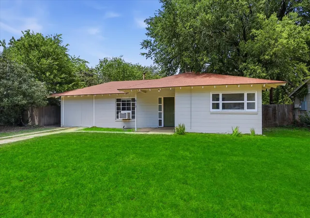 2nd image of 610 Crescent St, Denton, TX 76201 | MLS# 21350095