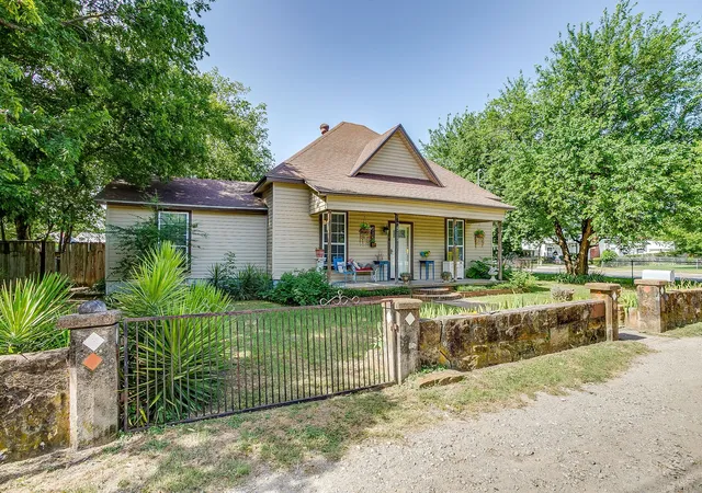 3rd image of 515 Sw 13Th St, Mineral Wells, TX 76067 | MLS# 21348942
