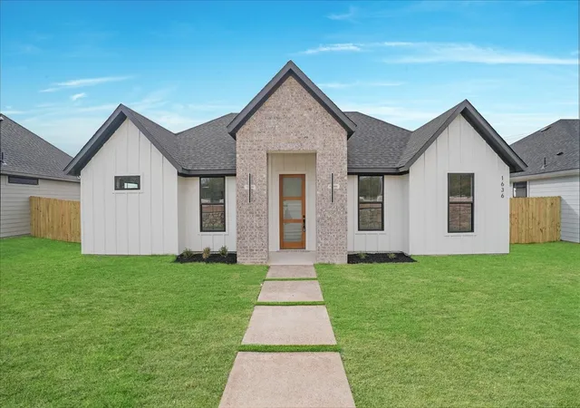 Photo 1 of Single family home for sale at 1636 W Wintergreen Rd, Lancaster, TX 75134 | MLS# 21350419 | Listing updated on 2026-10-01
