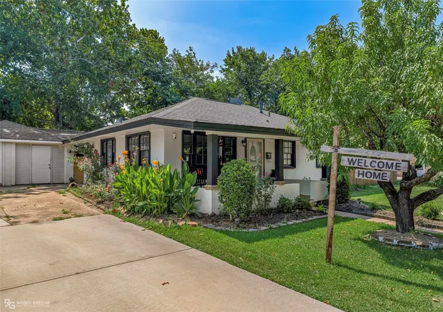1st image of 208 S Youree St, Bossier City, LA 71111 | MLS# 21350447