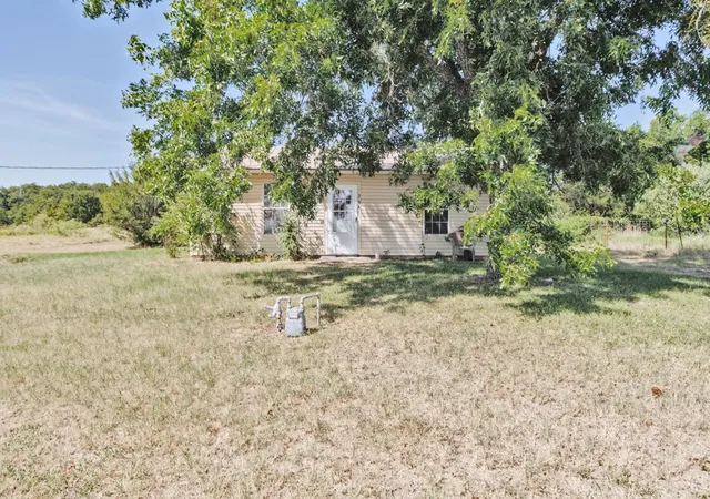 16th image of 304 Missouri St, Bowie, TX 76230 | MLS# 21350449