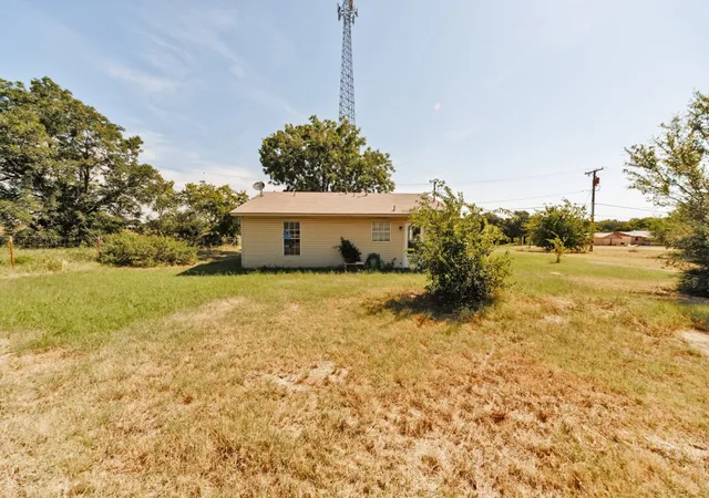 2nd image of 304 Missouri St, Bowie, TX 76230 | MLS# 21350449