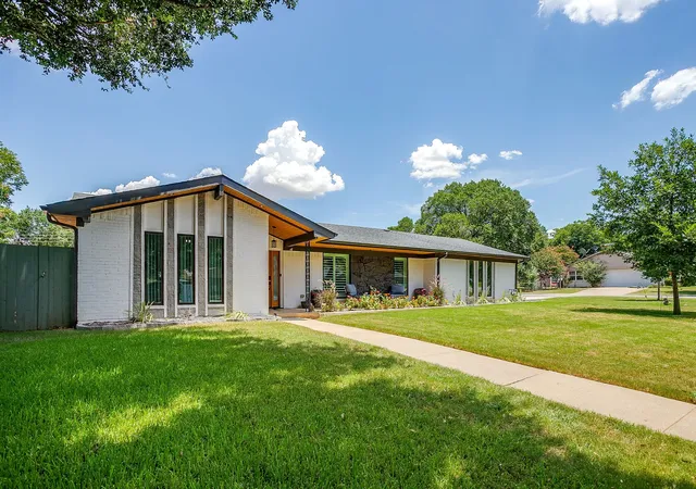 Photo 1 of Sale Pending at 400 Glenn Dr, Hurst, TX 76053 | MLS# 21350383 | Listing updated on 2026-08-17