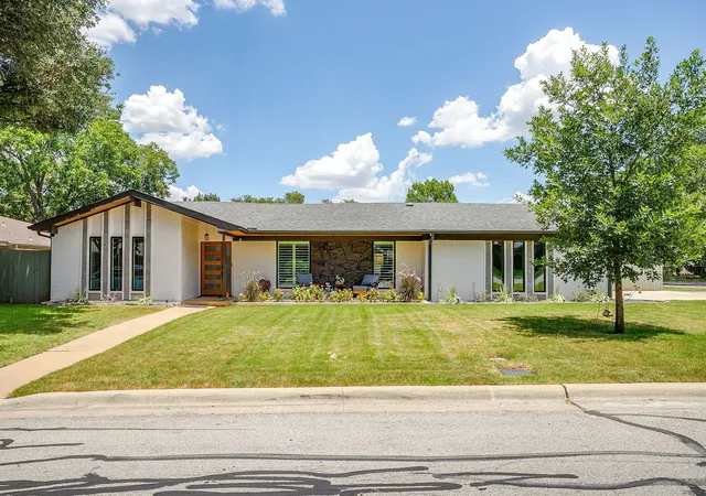 Photo 2 of Sale Pending at 400 Glenn Dr, Hurst, TX 76053 | MLS# 21350383 | Listing updated on 2026-08-17