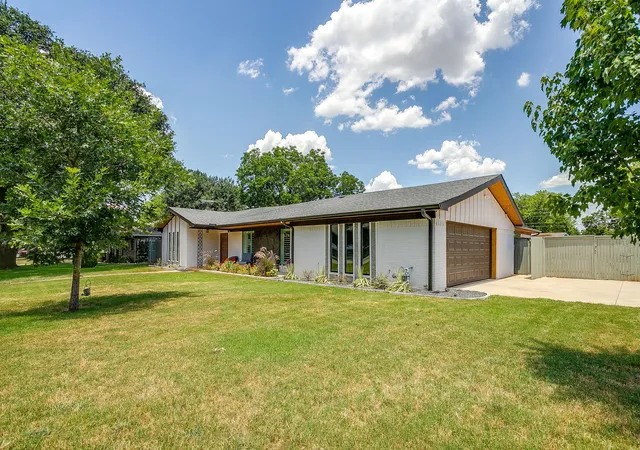 Photo 2 of Sale Pending at 400 Glenn Dr, Hurst, TX 76053 | MLS# 21350383 | Listing updated on 2026-08-17