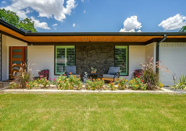 Photo 3 of Sale Pending at 400 Glenn Dr, Hurst, TX 76053 | MLS# 21350383 | Listing updated on 2026-08-17