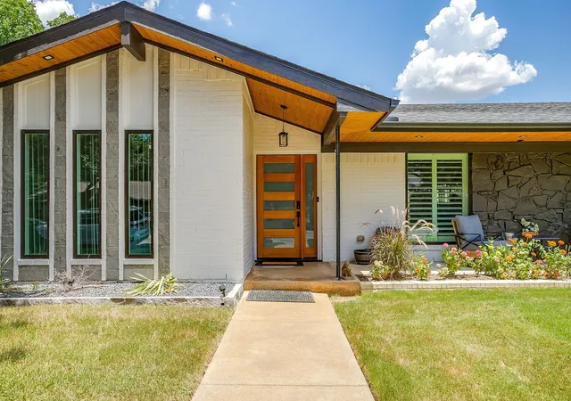 Photo 4 of Sale Pending at 400 Glenn Dr, Hurst, TX 76053 | MLS# 21350383 | Listing updated on 2026-08-17