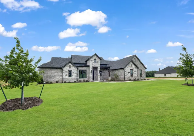 3rd image of 305 Wrangler Ct, Weatherford, TX 76088 | MLS# 21350564