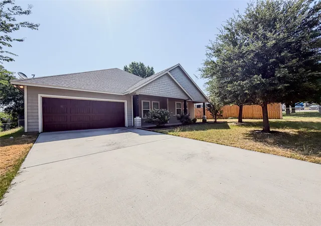 Photo 1 of Single family home for sale at 402 N Trinity St, Decatur, TX 76234 | MLS# 21349338 | Listing updated on 2026-08-29