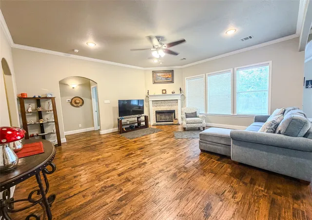 Photo 4 of Single family home for sale at 402 N Trinity St, Decatur, TX 76234 | MLS# 21349338 | Listing updated on 2026-08-29