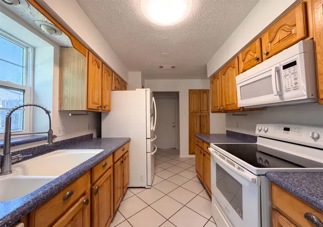 2nd image of 1713 Steinburg Ln, Fort Worth, TX 76134 | MLS# 21350589