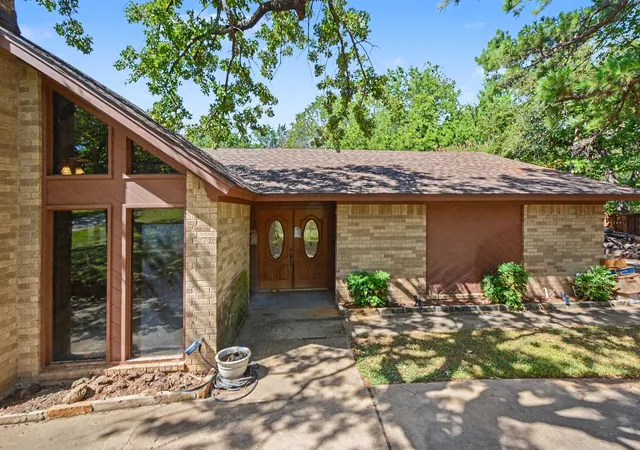 Photo 3 of Single family home for sale at 135 Creekside Dr, Double Oak, TX 75077 | MLS# 21350606 | Listing updated on 2026-09-15