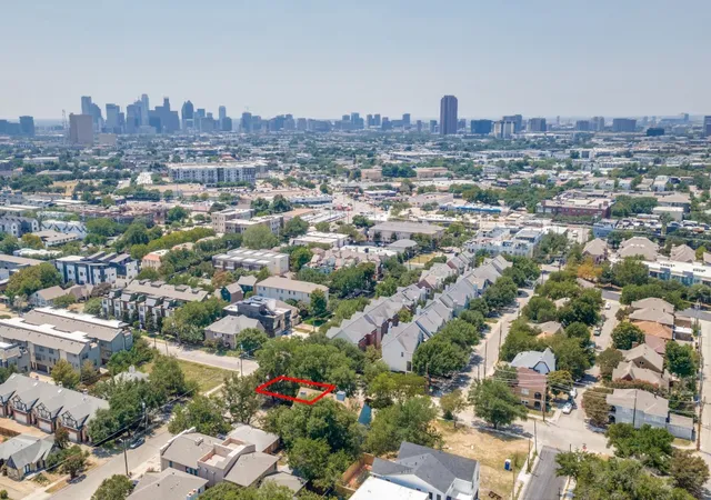 3rd image of 5903 Lewis St, Dallas, TX 75206 | MLS# 21348944