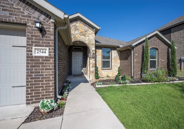 Photo 3 of Single family home for sale at 2544 Doe Run, Weatherford, TX 76087 | MLS# 21350612 | Listing updated on 2026-09-18