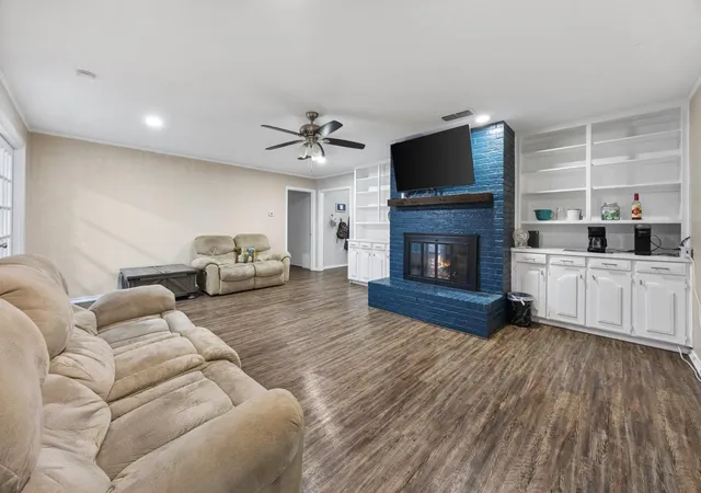 Photo 4 of Single family home for sale at 103 Cresendo Pl, Joshua, TX 76058 | MLS# 21350617 | Listing updated on 2026-08-05