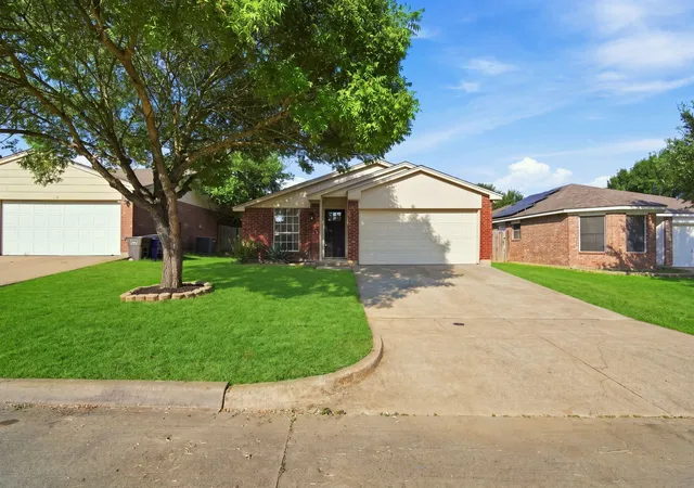 2nd image of 522 Berryhill Dr, Mansfield, TX 76063 | MLS# 21337897