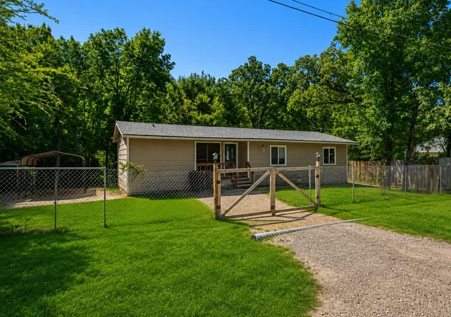Photo 3 of Single family home for sale at 120 Garner Dr, Mabank, TX 75156 | MLS# 21350734 | Listing updated on 2026-09-23