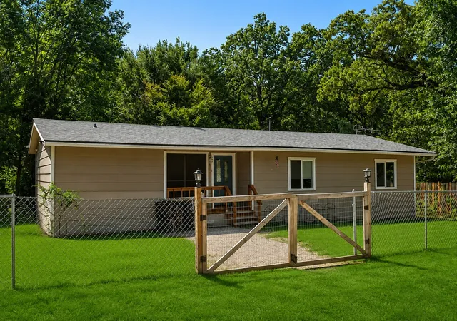 Photo 4 of Single family home for sale at 120 Garner Dr, Mabank, TX 75156 | MLS# 21350734 | Listing updated on 2026-09-23