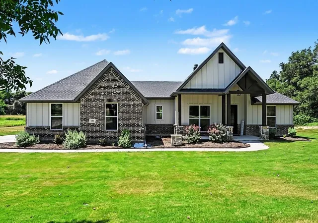 2nd image of 606 Central Rd, Weatherford, TX 76088 | MLS# 21350657