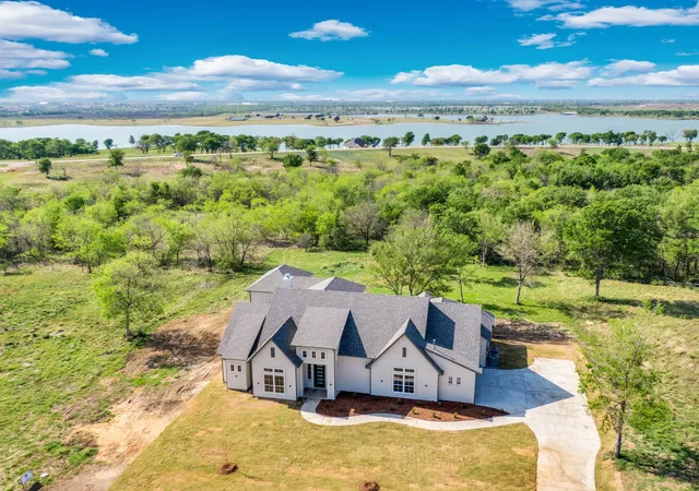 Photo 3 of Single family home for sale at 111 Barefoot Bay Blvd, Corsicana, TX 75109 | MLS# 21350359 | Listing updated on 2026-08-05
