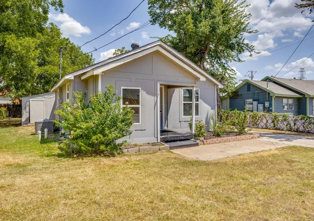 Photo 2 of Single family home for sale at 502 N Delaware St, Irving, TX 75061 | MLS# 21350890 | Listing updated on 2026-08-15