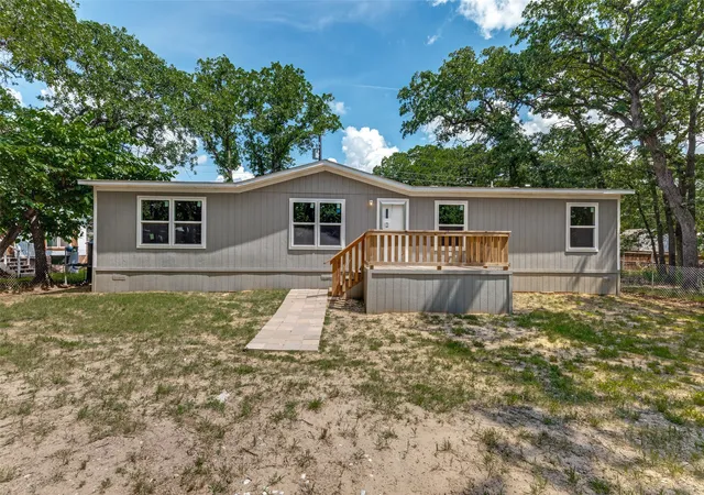 Photo 2 of Single family home for sale at 1613 Mockingbird Ln, Azle, TX 76020 | MLS# 21349681 | Listing updated on 2026-08-16