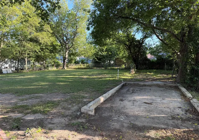 10th image of 506 W Trinity St, Groesbeck, TX 76642 | MLS# 21335226