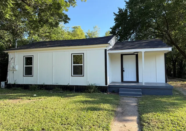 1st image of 506 W Trinity St, Groesbeck, TX 76642 | MLS# 21335226