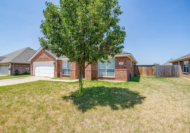 Photo 3 of Single family home for sale at 2214 Taylor Dr, Weatherford, TX 76087 | MLS# 21350735 | Listing updated on 2026-08-05