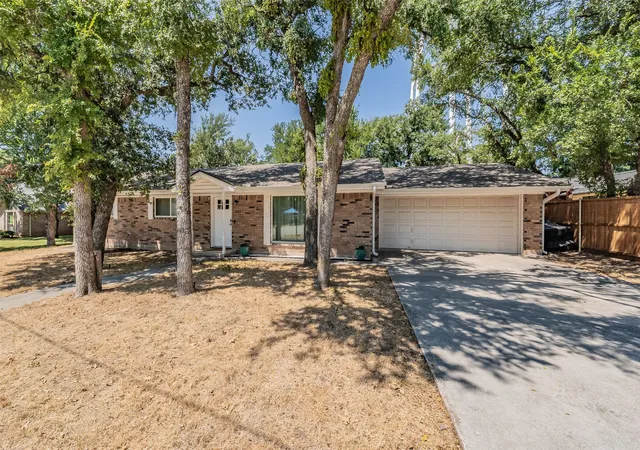 Photo 1 of Sale Pending at 909 Shady Oaks, Bridgeport, TX 76426 | MLS# 21350999 | Listing updated on 2026-08-28