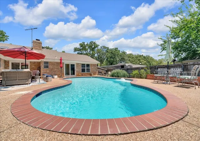 Photo 2 of Sale Pending at 207 Walnut Wy, Euless, TX 76039 | MLS# 21350159 | Listing updated on 2026-08-22