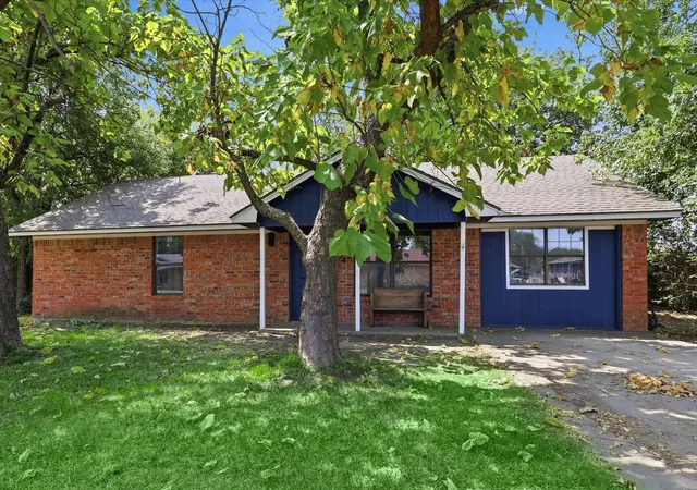 Photo 3 of Single family home for sale at 204 Jackilu St, Sanger, TX 76266 | MLS# 21350966 | Listing updated on 2026-08-06