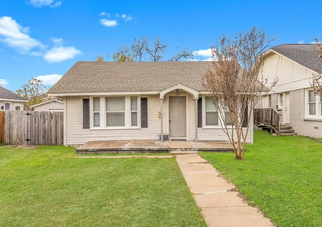 1st image of 2820 Frazier Ave, Fort Worth, TX 76110 | MLS# 21349193