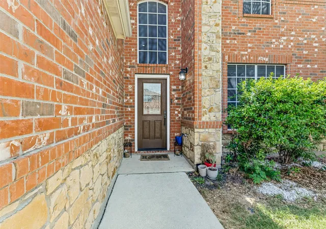 Photo 2 of Single family home for sale at 5712 Mountain Stream Trl, Fort Worth, TX 76244 | MLS# 21348555 | Listing updated on 2026-08-23