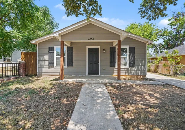 Photo 1 of Single family home for sale at 1255 E Davis Ave, Fort Worth, TX 76104 | MLS# 21351215 | Listing updated on 2026-09-25