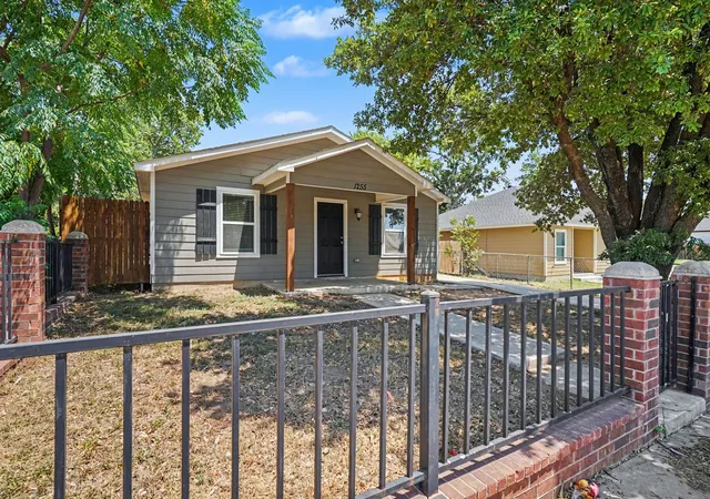 Photo 2 of Single family home for sale at 1255 E Davis Ave, Fort Worth, TX 76104 | MLS# 21351215 | Listing updated on 2026-09-25