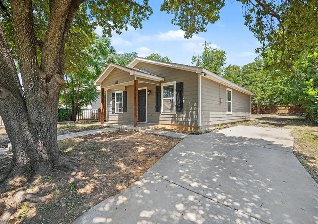 Photo 3 of Single family home for sale at 1255 E Davis Ave, Fort Worth, TX 76104 | MLS# 21351215 | Listing updated on 2026-09-25