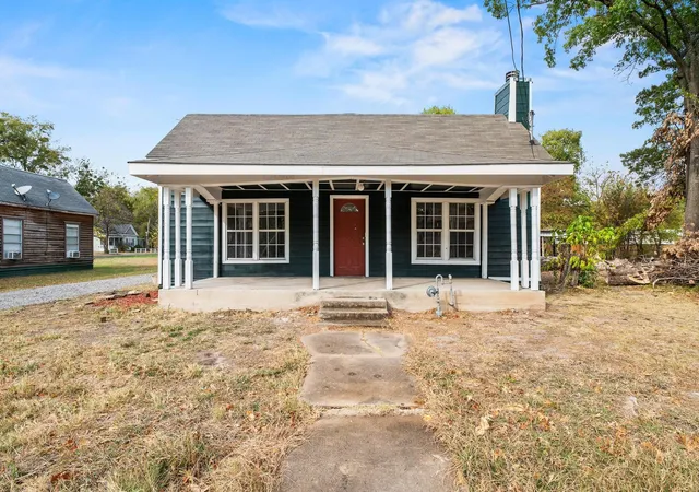 Photo 1 of Single family home for sale at 1008 W 10th St, Bonham, TX 75418 | MLS# 21351153 | Listing updated on 2026-08-10