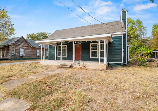 Photo 2 of Single family home for sale at 1008 W 10th St, Bonham, TX 75418 | MLS# 21351153 | Listing updated on 2026-08-10