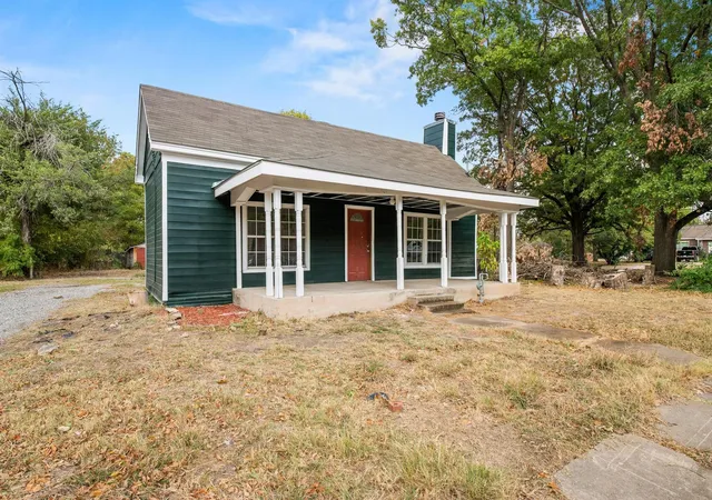Photo 3 of Single family home for sale at 1008 W 10th St, Bonham, TX 75418 | MLS# 21351153 | Listing updated on 2026-08-10