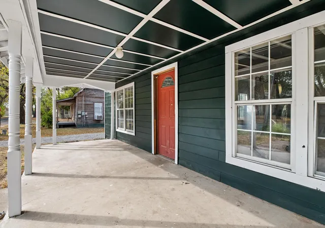 Photo 3 of Single family home for sale at 1008 W 10Th St, Bonham, TX 75418 | MLS# 21351153 | Listing updated on 2026-08-10