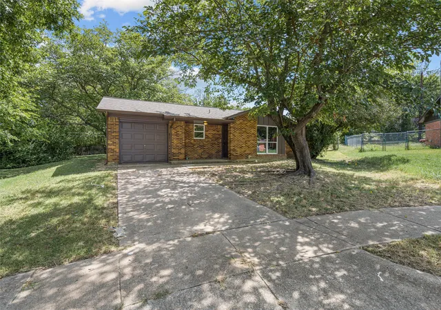 Photo 3 of Single family home for sale at 6402 Claude Ct, Fort Worth, TX 76135 | MLS# 21345347 | Listing updated on 2026-08-30